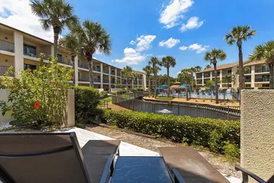 Image de Ground Floor With Large Patio Overlooking Tropical Lagoon Heated Pool!