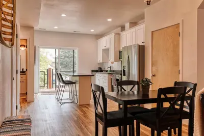 Image de Sheridan Sojourn: 4 Units, 6 Beds Chic Suites