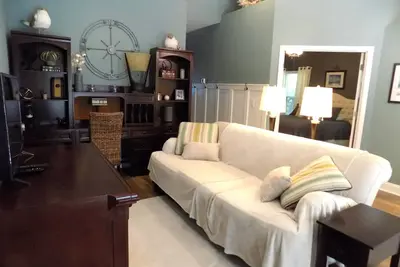 Image de Cozy little guest cottage centrally located and within minutes of the airport