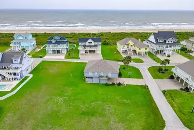 Image de Three Palms - a 2nd row, 4 bedroom, 3 bath home that sleeps 16.