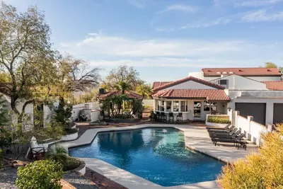 Image de Private Desert Compound w/ pickle-ball, heated pool and more!