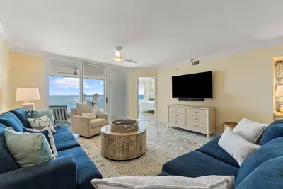 Image de SeaSpray East 825 Beach Front Views from Terrace with Luxurious Interior!