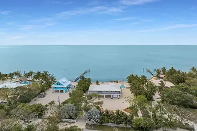 Image de 3/2 gulf front home with amazing views and meticulously manicured lot.