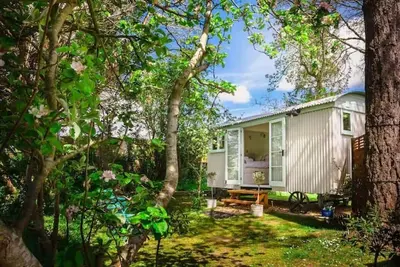 Image de Beautiful Shepherds Hut B&B nr Stonehenge, Avebury, Salisbury, Bath - WiFi, Tv