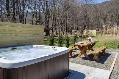 Image de Wooded Catskills Farmhouse near Woodstock. Hot Tub, Fire Pit, OutdoorMovies&more