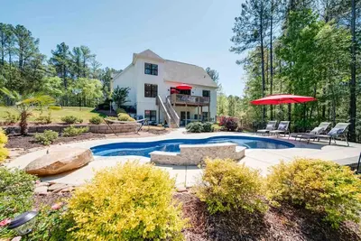 Image de 5br Farmhouse Lake Retreat—Pool—Hot Tub—Theater!