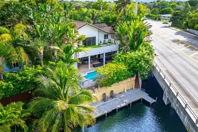 Image de 20% Off New 6br Home in Miami Shores with Pool, Grill, Billiards, Cinema & More!