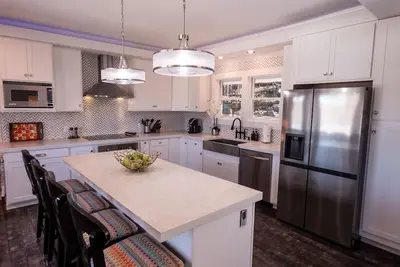 Image de Marina Hillside Lakefront Retreat