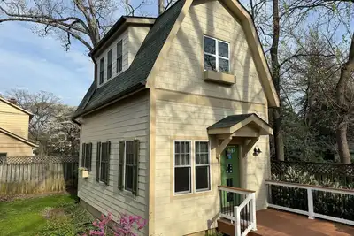 Image de Lovely backyard cottage with easy access to metro, shops, dining!