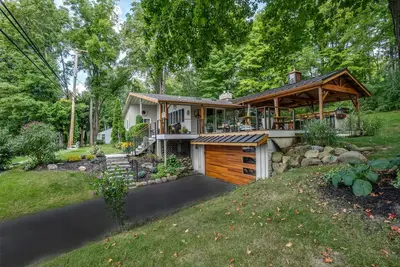 Image de Space & privacy on Keuka with a fabulous house, outdoor kitchen, lawn, & beach!