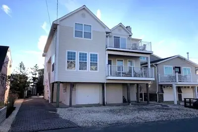 Image de Turner Inn 2\nSpacious bayside 7 bedroom, 4. 5 bathroom home in Surf City.