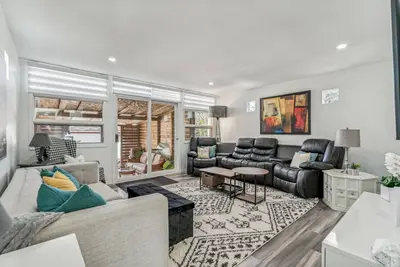 Image de Downtown Gem Sleeps 8!