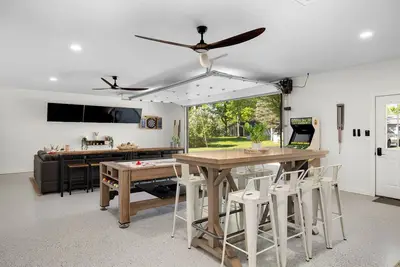 Image de Lakeshore Living - Private Beach, Sleeps 16!
