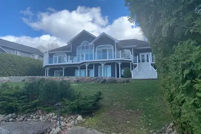 Image de Georgian Bay Direct Waterfront Home Near Midland, Ontario