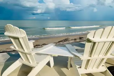 Image de Serene, beachfront condo with pool, picnic pavilion, washer\/dryer, & Ac