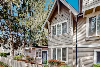 Image de Light-filled corner townhome with deck, home office & convenient location