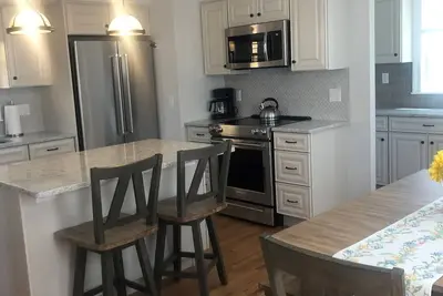 Image de Newly renovated 3 bedroom/2 bath home one block from Dubois beach!