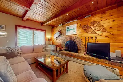 Image de 2-story townhouse near Okemo Mountain Resort & base lodge with streaming & loft