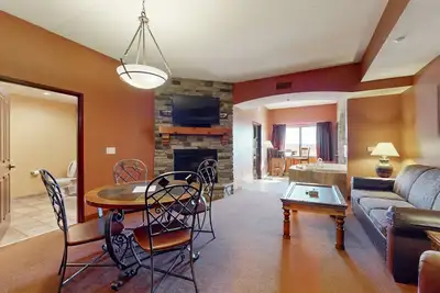 Image de Homey condo near skiing with on-site golf, fireplace, central Ac & playground