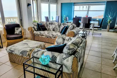 Image de Direct Beach Front Luxury Contemporary Condo-Stunning \nPanoramic Ocean Views!
