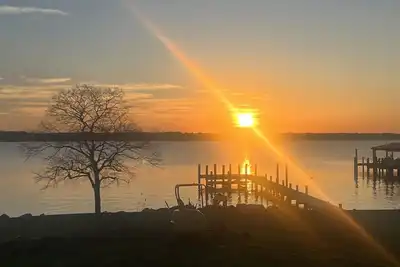 Image de River Front Coles Point Loft. Get out of the city and breathe!