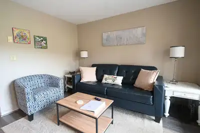 Image de New rental! Cozy condo, sleeps 4. Close to Lakes, golf, pools, boat parking