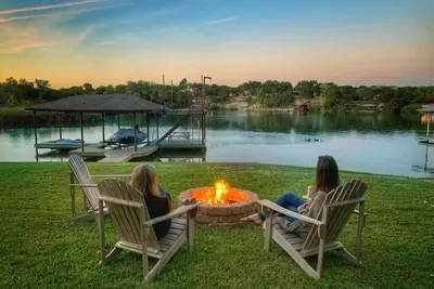Image de Family lakehouse, fire pit, views, pool table