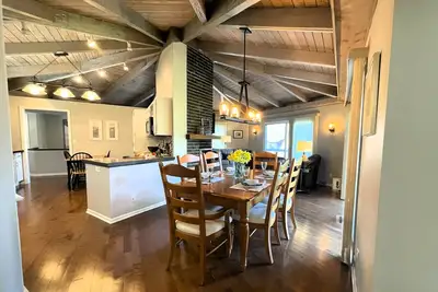 Image de Cozy, Fun Hexagon Home on Wooded Lot in Fontana on Geneva Lake, Close to Lake