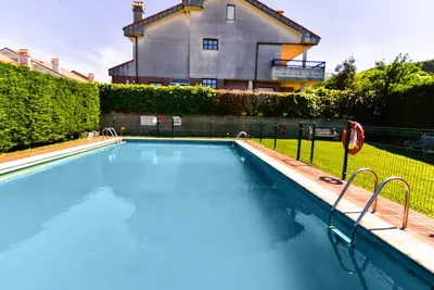 Image de Villa confortable et spacieuse avec piscine commune