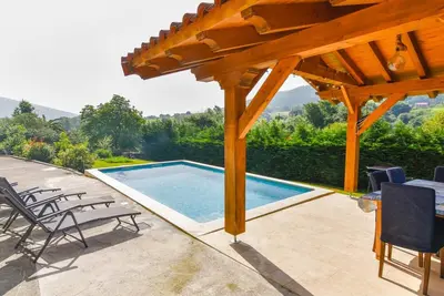 Image de Maison spacieuse avec piscine