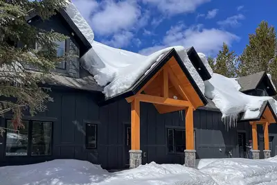 Image de Fully renovated & stylish home with bikes, kayaks, patio, bunk room, fireplace