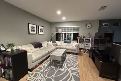 Image de two-level with 2 master bedroom, pools, hiking trails, close to marketplace