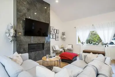 Image de *New* Cozy Ski in/out chalet with hottub in the heart of the blue mountains.