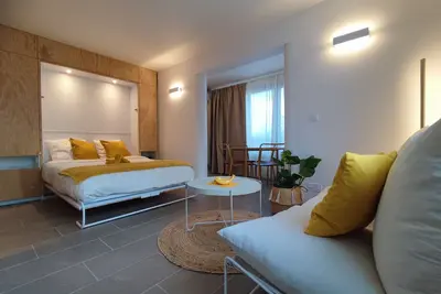 Image de Studio entièrement rénové au centre ville avec piscine à 5 min à pied de la mer.