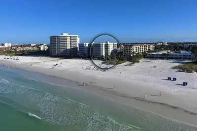 Image de Beachfront Condo - 2-Bedroom - Luxury - Directly on Crescent Beach
