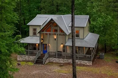 Image de Broken Bow Beauty - King Suite, Arcade, Hot Tub, Wrap Porch, Double Decks, Wraparound Porch, Arcade