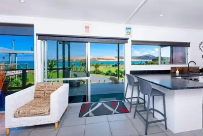 Image de Northland / Hokianga / Opononi\nCatch of The Day\nStunning Beach House for sunset