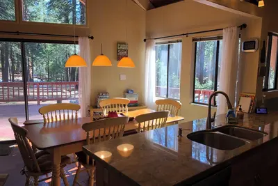 Image de Escape to Big Trees Cabin: Your Serene Retreat Amidst Nature's Splendor.