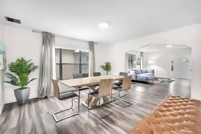Image de Contemporary 2000 Sq Ft Oasis with Large Private Patio