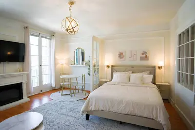 Image de Chambre de Bonne in Downtown Long Beach across from the Convention Center~