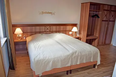 Image de Ferienappartement Abendrot mit Balkon und Kamin - Gutshaus-appartem. mit Kamin, AuĂźenpool und tlw