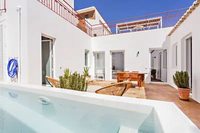 Image de Moderne, avec piscine et terrasse