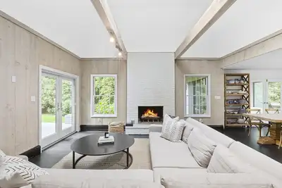 Image de Chic East Hampton Gem with High Speed Wifi and Beautiful Den!