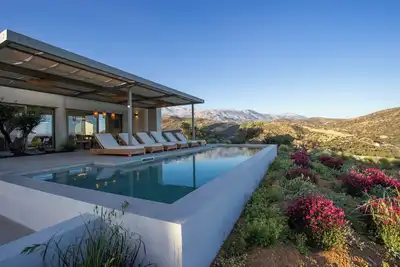 Luxury villa for 8 with pool and view of the Cretan mountains and the Libyan Sea
