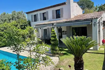 Image de Magnifique villa avec piscine dans le luxueux domaine des hauts de Vaugrenier