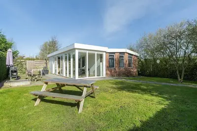 Image de Modern en Luxe Ingerichte 4 Pers. Bungalow met Finse Sauna en Ruime Tuin met Volledige Privacy!
