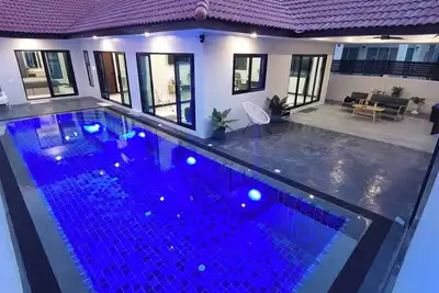 Image de Perfect pool water with Jacuzzi Private Pool Villa & Royal Park Village Jomtien