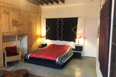 Image de Chambre et salle de bain indépendante donnant sur jardin privé