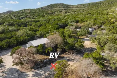 Image de Hill Country Rv Spot Only In the hills with a beautiful 6 acre resort with spa!