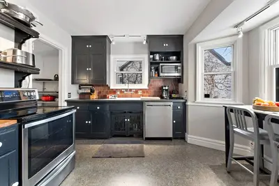 Image de Designer 4b home w\/ office, fenced-in yard, & gas fireplace